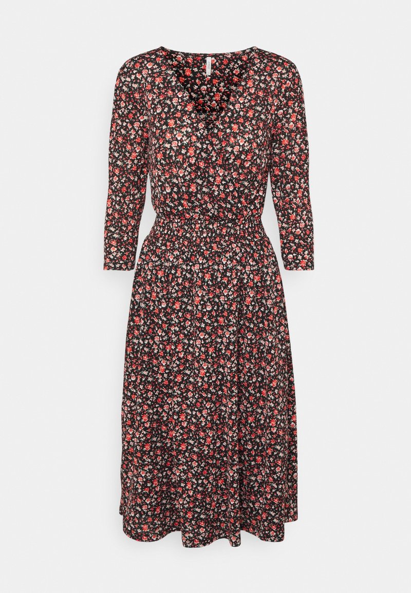 Svart blommig klänning med djup V-ringning, trekvartsärmar, elastisk midja och en svängande kjol med små röda och vita blommönster.
