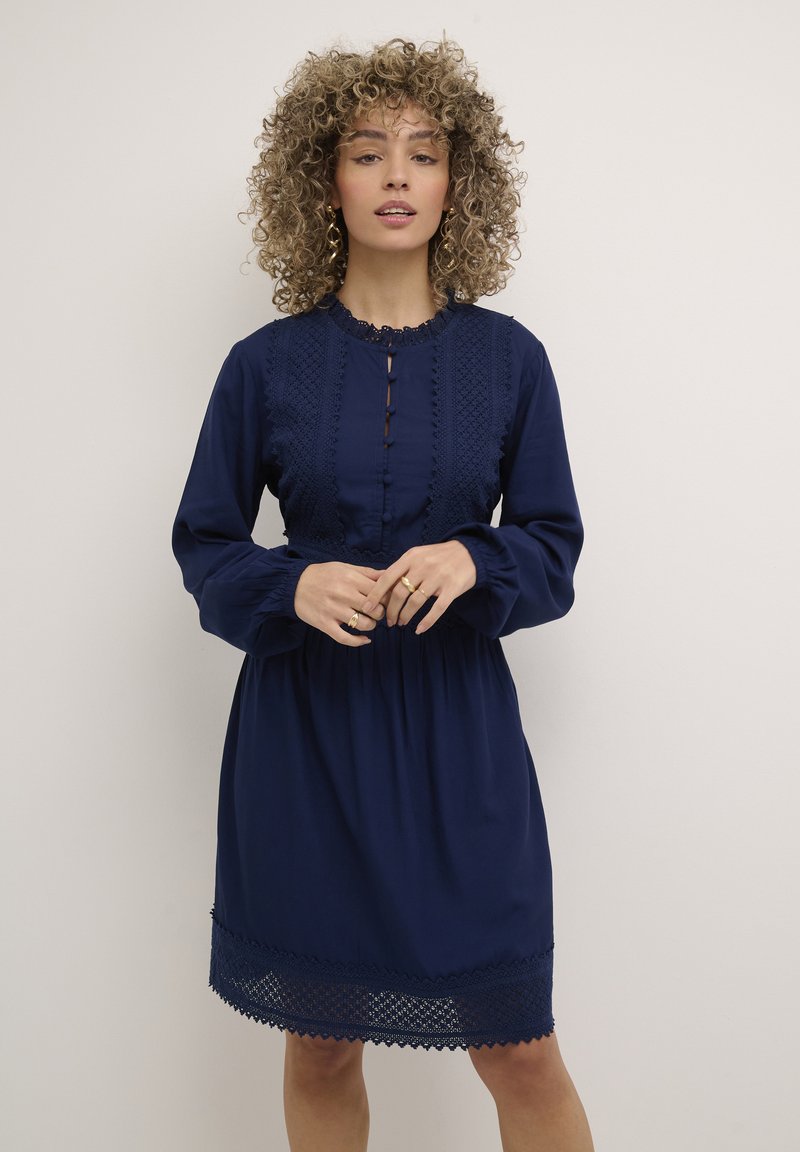 Cream - CRMILLA- ZALLY FIT - Kreklkleita - dress blues, Palielināt