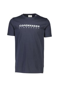 Camiseta de algodón de color marino con mangas cortas que presenta "COPENHAGUE" y "LINDBERGH" impresos en blanco en la parte frontal. Diseño estándar de cuello redondo.