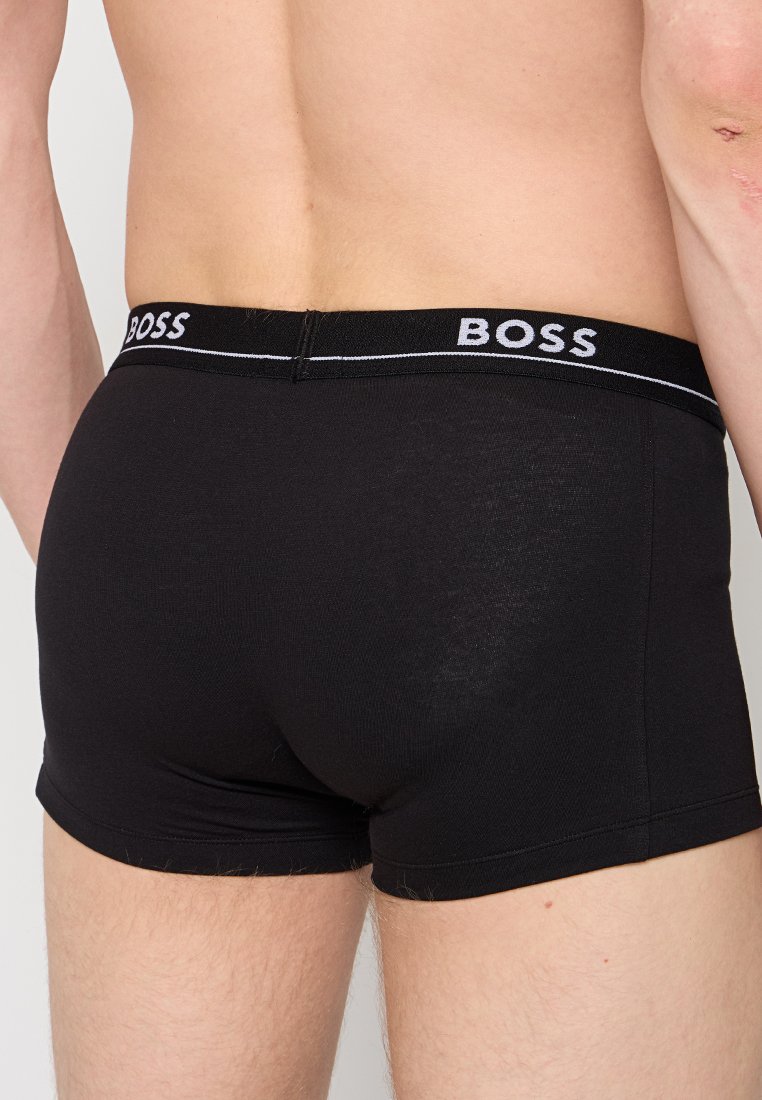 Boxer-briefs en coton noir avec une texture douce et une large ceinture élastique portant le logo "BOSS" en texte blanc.