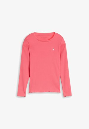Roze ribgebreid meisjesshirt met lange mouwen, klein wit hartje op de borst en een gegolfde rand aan mouwen en zoom.
