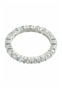 Bague circulaire en argent, ornée d'une rangée de pierres transparentes rondes et rectangulaires montées en griffes, avec une surface intérieure lisse.