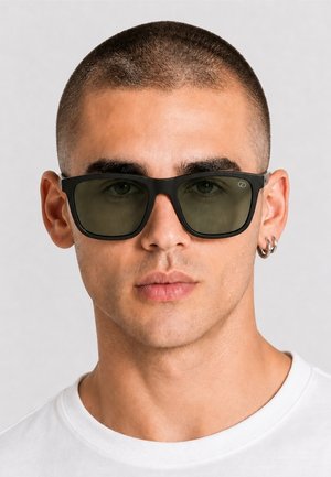 Gianni Kavanagh, Gafas de sol - green