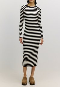 Rippstrickkleid mit schwarz-weißen, horizontalen Streifen, langen �Ärmeln, rundem Ausschnitt und einer taillierten, knielangen Silhouette.