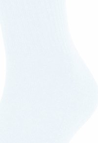 Calzino bianco in cotone con texture a coste, spessore medio e finitura liscia, forma curvata progettata per adattarsi comodamente al piede.