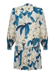 Robe fleurie en tissu gris clair, ornée de feuilles bleues et de fleurs blanches. Manches longues, taille froncée et ourlet évasé.