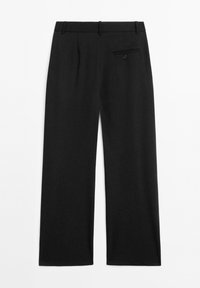 Zwarte op maat gemaakte broek met een brede pijpdesign, een gladde stoftextuur, plooien aan de voorkant en een enkele achterzak met een knoopdetail.