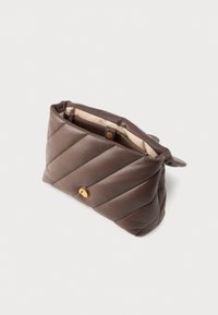 Hnědá prošívaná kožená kabelka na clutch s uzavíráním na zlatý knoflík, hladký povrch a vnitřní kapsa na zip.