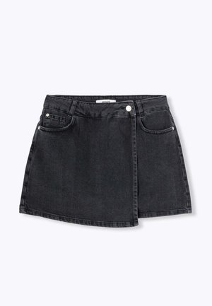 Jupe en denim noir mini avec une taille ajustée, deux poches avant et une légère forme en A. Elle présente des boutons et des détails de coutures contrastants.