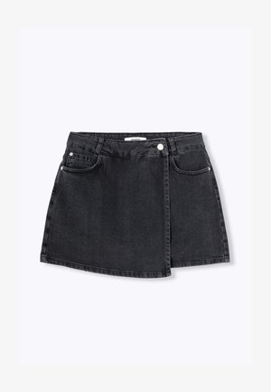 Jupe en denim noir mini avec une taille ajustée, deux poches avant et une légère forme en A. Elle présente des boutons et des détails de coutures contrastants.