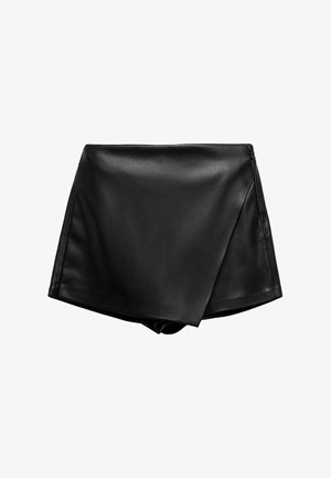 Črne kratke hlače iz umetnega usnja z visokim pasom in ovitim dizajnom ter gladko teksturo. Imajo čiste linije in brez vidnih zapiranj.