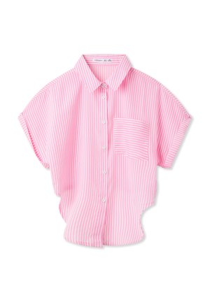 Camicia a maniche corte rosa con bottoni, con strisce verticali bianche, colletto e tasca sul lato sinistro con un motivo a righe coordinato.