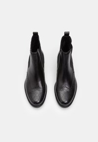 Bata Klassikalised poolsaapad - nero