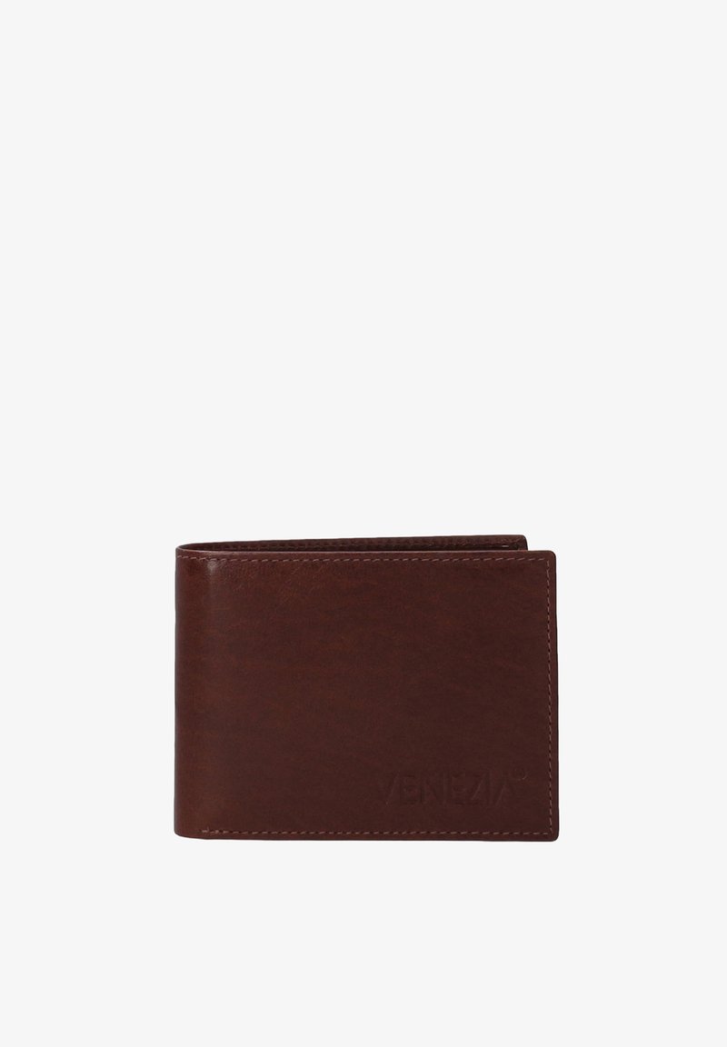 Bruine leren portemonnee met een bi-fold ontwerp, zichtbare stiksels en geperst logo aan de voorkant. Soepele textuur met een klassieke vorm.