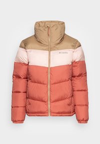 Kurtka puchowa z kapturem, składająca się z górnej części w kolorze jasnobrązowym, środkowej w jasnoróżowym i dolnej w koralowym. Zapięcie na zamek błyskawiczny i logo Columbia na piersi.
