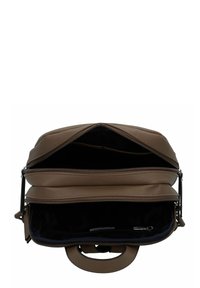 Brązowy skórzany plecak z dwoma zamykanymi na zamek przegrodami, górnym uchwytem i wewnętrzną kieszenią. Gładka faktura i przemyślana konstrukcja.