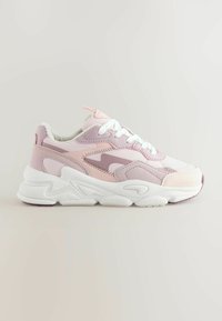 Sneaker roz deschis și lavandă cu o talpă albă masivă, suprapunerii texturate și șireturi albe. Material neted cu detalii subtile de model.