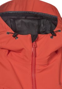 Rød vandtæt jakke med lynlås, meshlinning ved kraven, justerbare snore og sorte detaljer nær lynlåsen.