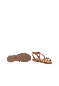 Sandalias de cuero marrón con múltiples correas entrecruzadas, suelas planas y tacones bajos. Cuenta con una suela de goma texturizada y cierre con hebilla.
