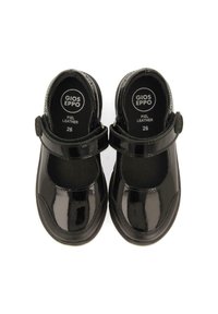Zapatos de charol negros con puntera redondeada, cierre de correa y suela de goma texturizada. Talla marcada como 26, de GIOS EPPO.