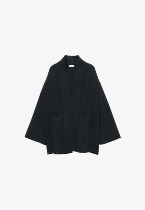 Cardigan in stile kimono nero con maniche larghe, tessuto testurizzato e due tasche frontali. Il design presenta una silhouette comoda e un'apertura frontale.