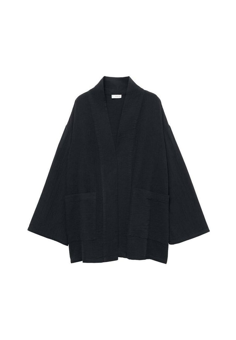 Črn kardigan v kimono stilu z širokimi rokavi, teksturirano tkanino in dvema sprednjima žepoma. Oblikovanje vključuje sproščen silhueto in odprto sprednjo stran.