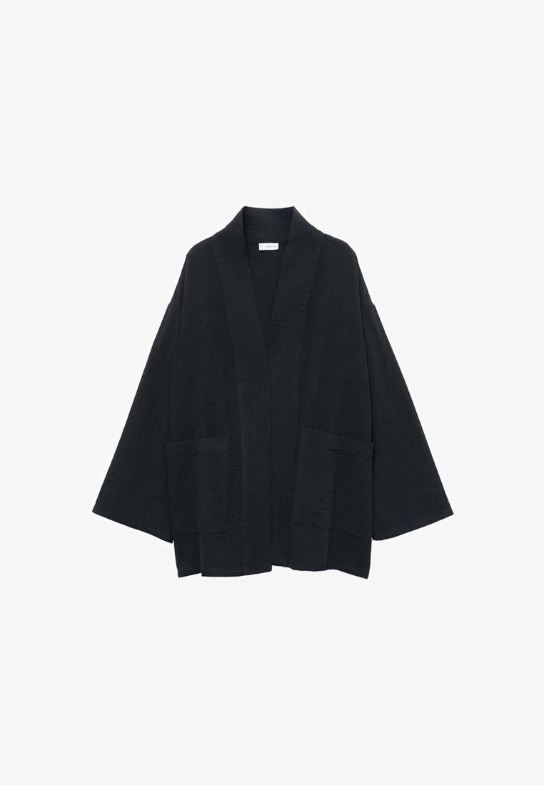 Svart kimono-liknande kardigan med breda ärmar, texturerad tyg och två framfickor. Designen har en avslappnad silhuett och öppen front.