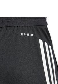 Zwarte sportshorts met AEROREADY-logo in het wit. Ontworpen met vochtregulerende stof en drie witte strepen langs de zijkant.