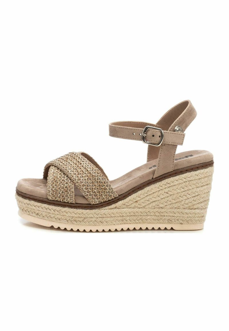 Sandali con tacco a cuneo beige con cinturini in tessuto intrecciato, cinturino alla caviglia regolabile e suola in espadrille texturizzata, che mostrano una finitura in morbido camoscio.
