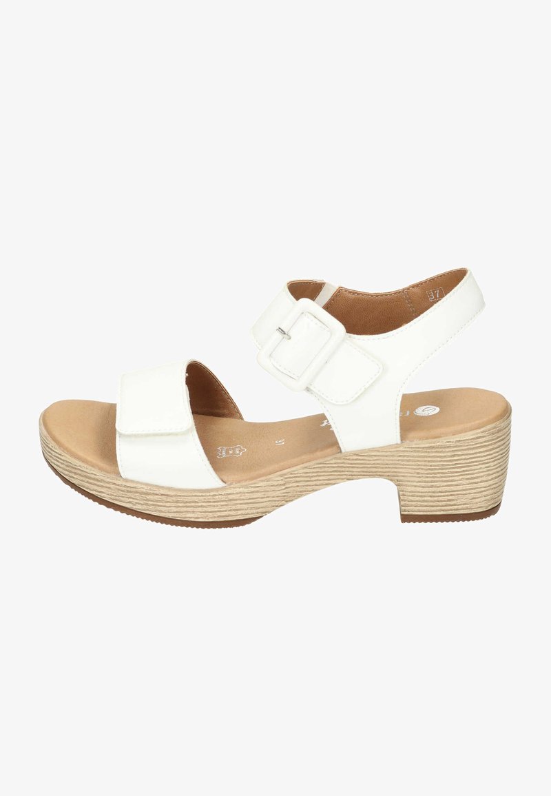 Sandalo bianco in pelle con fibbia regolabile, punta aperta, ampia fascia frontale e tacco piatto in beige chiaro testurizzato.