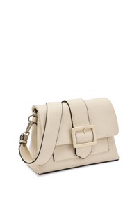 Borsa a mano in pelle color crema con un design strutturato, forma rettangolare, caratterizzata da una grande fibbia quadrata e un bordo nero a contrasto.