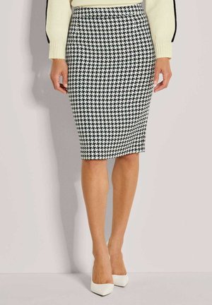 Zwart-witte houndstooth kokerrok met een fitted silhouet, knie lengte, gemaakt van textuurstof. Witte spitse hakken completeren de look.