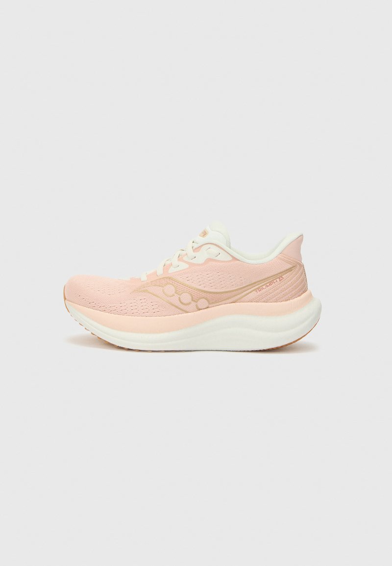Las zapatillas de correr de color rosa claro cuentan con una parte superior de malla transpirable, una suela acolchada y acentos en blanco roto, con un diseño elegante y una marca sutil.