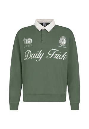 Groen rugbyshirt met lange mouwen, witte kraag, knoopsluiting en witte tekstlogo's met de teksten "Daily Trick" en "SBLVL Club Vintage Collection".