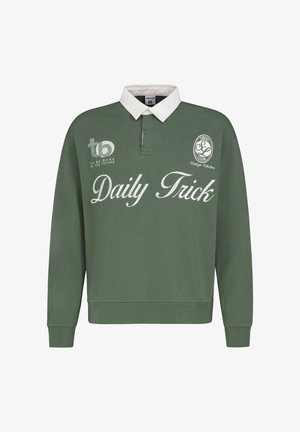 Groen rugbyshirt met lange mouwen, witte kraag, knoopsluiting en witte tekstlogo's met de teksten "Daily Trick" en "SBLVL Club Vintage Collection".