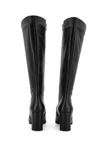 Stivali al ginocchio neri in pelle, con una superficie liscia, tacco a blocco e zip sul retro. Design semplice e forma aderente.
