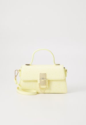 Gul syntetisk läderhandväska med en texturerad yta, guldfärgad detaljer, handtag på toppen och avtagbar axelrem. Utrustad med låsning.