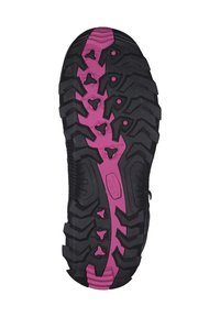 Suela de zapatilla de trail running negra con acentos en rosa contrastantes. Presenta un diseño de surcos profundos y rugosos, y una superficie texturizada para mayor tracción.