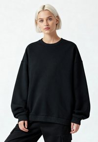 Crni oversized dukserica s okruglim izrezom, rebrastim manžetama i rubom. Mekani materijal s glatkom teksturom i labavim krojem.