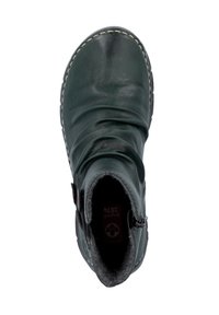 Botte de cheville en cuir vert avec un design froissé, des coutures contrastantes, une doublure grise douce et une fermeture éclair latérale pour un enfilage facile.