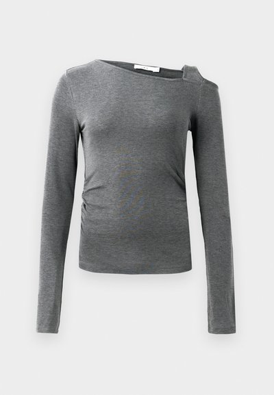 Top grigio a maniche lunghe realizzato in tessuto morbido, con scollatura a barca e un dettaglio di spalla scoperta con leggera arricciatura sui lati.