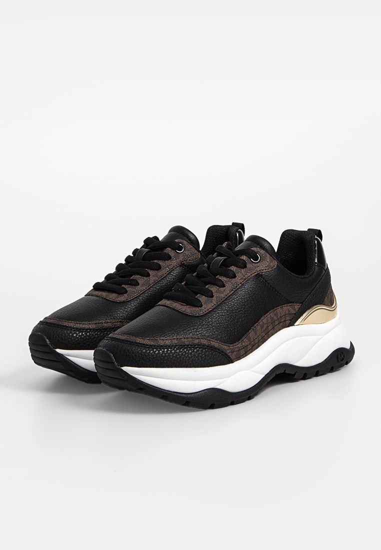 Zwarte en bruine gestructureerde sneakers met een witte tussenzool, voorzien van een vetersluiting, metallic accenten en een afgeronde neusvorm.