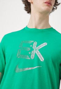 Nike Performance TEE KIPCHOGE - T-skjorte til trening - stadium green
