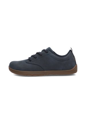 Zapato informal de corte bajo de color azul oscuro con suela marrón, cierre de cordones en la parte frontal y lengüeta en el talón, mostrado de lado sobre un fondo blanco.