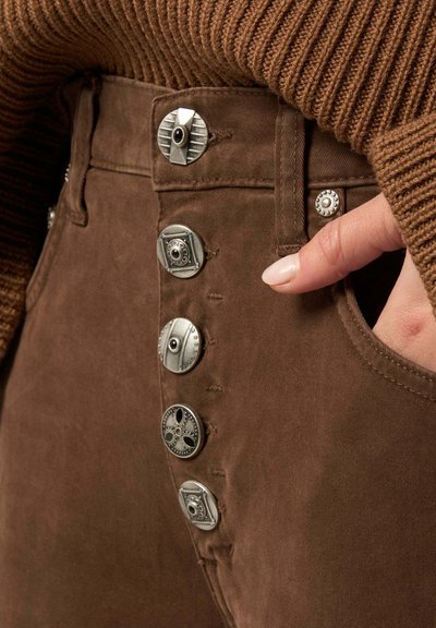 Bruine broek met zilverkleurige decoratieve knopen langs de zijkant, een gestructureerde tailleband en een glanzende stofafwerking.