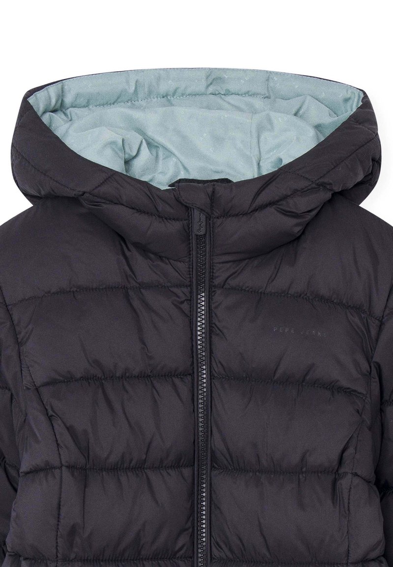 Giubbotto imbottito nero con chiusura con zip e cappuccio, con una fodera interna azzurro chiaro a contrasto e texture trapuntata. Brand visibile sul davanti.