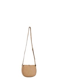 Torebka crossbody w kolorze jasnobeżowym, o zaokrąglonym kształcie, z regulowanym paskiem i górnym zapięciem na zamek. Gładka faktura z minimalnymi akcentami w hardware.