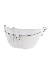 Witte leren crossbodytas met een gebogen ontwerp, voorzien van een hoofdvak met rits, twee steekzakken aan de voorkant met rits en zilverkleurige metalen accenten.