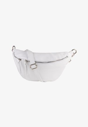 Witte leren crossbodytas met een gebogen ontwerp, voorzien van een hoofdvak met rits, twee steekzakken aan de voorkant met rits en zilverkleurige metalen accenten.