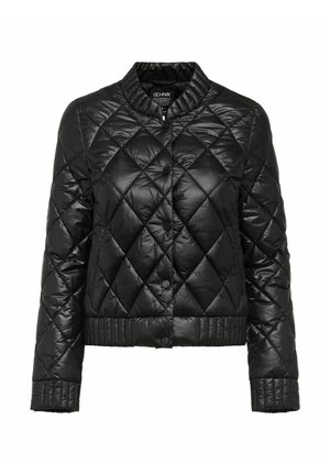 Czarna pikowana kurtka z okrągłym kołnierzem, zapięciem na zatrzaski, ocieplanym wzorem oraz ściągaczami w dolnej części i na rękawach. Miękka, błyszcząca powierzchnia.